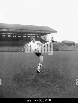 Bolton Wanderers Captain NAT Lofthouse en formation au parc Burnden. NAT est originaire de Bolton et a signé pour le droit de l'école en 1943 et a fait ses débuts à l'âge de 15 ans. Banque D'Images