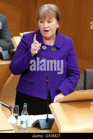 Johann Lamont, chef du parti travailliste écossais, parle lors des questions des premiers ministres au Parlement écossais à Édimbourg. Banque D'Images