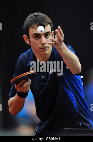 Tennis de table - Championnats nationaux ETTA 2012 - première journée - Ponds Forge.Tom Maynard sert pendant son match de groupe U21 masculin pendant le premier jour des championnats nationaux de l'ETTA à Ponds Forge, Sheffield. Banque D'Images