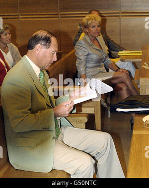 Geoff boycott, 59 ans, ancien batteur du Yorkshire et de l'Angleterre, commentateur du cricket, siège à la Cour d'appel, à Aix-en-Provence, dans le sud de la France, au début de son appel contre Margaret Moore (assise droite). * M. boycott a reçu une peine de prison avec sursis de trois mois et une amende de plus de 5,000 en janvier 1998 pour avoir poinçonné Margaret Moore 20 fois dans le visage et le corps pendant une rangée à leur Hôtel Cap 1,000-a-Night, à Antibes, sur la Côte d'Azur. Banque D'Images