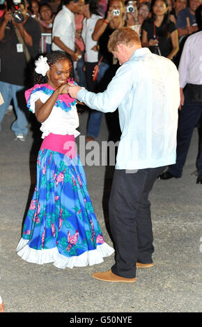 Le prince Harry danse avec une fille locale lors d'une promenade à pied dans une « soirée de bloc » dans le tout nouveau boulevard Queen Elizabeth II, dans la capitale Belmopan, Belize, Amérique centrale, le prince est en visite au Belize dans le cadre d'une visite du Jubilé de diamant où il visitera Belize, les Bahamas, La Jamaïque et le Brésil en tant que représentant de la reine Elizabeth II Banque D'Images