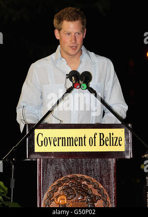 Le prince Harry prononce un discours lorsqu'il assiste à une « soirée de bloc » dans le boulevard Queen Elizabeth II, dans la capitale Belmopan, Belize, Amérique centrale, le prince est en visite au Belize dans le cadre d'une visite du Jubilé de diamant où il se rendra à Belize, aux Bahamas, La Jamaïque et le Brésil en tant que représentant de la reine Elizabeth II Banque D'Images