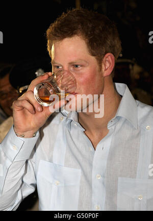 Le Prince Harry prend un verre lors d'une promenade à pied dans une « soirée de bloc » dans le tout nouveau boulevard Queen Elizabeth II, dans la capitale Belmopan, Belize, en Amérique centrale, le Prince visite Belize dans le cadre d'une visite du Jubilé de diamant où il se rendra à Belize, aux Bahamas, La Jamaïque et le Brésil en tant que représentant de la reine Elizabeth II Banque D'Images