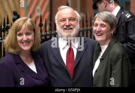 Le candidat travailliste du maire de Londres, Frank Dobson, avec sa fille Sally (à gauche) et sa femme Janet après avoir voté dans le centre de Londres. Les quatre principaux candidats à la mairie se sont tous dirigés vers le vote du premier maire élu de la capitale. Banque D'Images