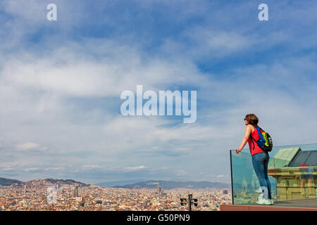 Barcelone, Espagne - 2 mai 2015 : les attractions de Barcelone, fille sont en admirant des vues sur la ville de Barcelone, Catalogne, Espagne. Banque D'Images