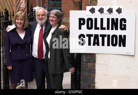 Le candidat travailliste du maire de Londres, Frank Dobson, avec sa fille Sally (à gauche) et sa femme Janet après avoir voté dans le centre de Londres. Les quatre principaux candidats à la mairie se sont tous dirigés vers le vote du premier maire élu de la capitale. Banque D'Images