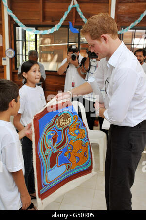 Le Prince Harry visite l'école d'art de l'OEA (Organisation des États américains) dans la zone adjacente, à la frontière entre le Belize et le Guatemala en Amérique centrale, et il reçoit un tableau de jeunes enfants le deuxième jour de sa visite de 10 jours au Belize, aux Bahamas, en Jamaïque et au Brazill. Banque D'Images