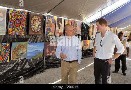 Le Prince Harry avec Sergio Benitez (à gauche) Directeur de l'OEA (Organisation des États américains) lorsqu'ils font le tour d'une exposition d'art, à la frontière avec le Guatemala, le deuxième jour de sa tournée de 10 jours au Belize, aux Bahamas, à la Jamaïque et au Brésil. Banque D'Images