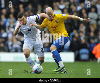 Robert Snodgrass de Leeds United et Richard Chaflow de Southampton (à droite) se battent pour le ballon lors du match de championnat de la npower football League à Elland Road, Leeds. Banque D'Images