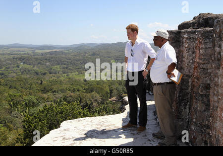 Le Prince Harry s'entretient avec un guide local lorsqu'il visite le Temple Maya de Xunantunich à Benque Viejo del Carmen, Belize, le deuxième jour de sa visite de 10 jours au Belize, aux Bahamas, en Jamaïque et au Brésil. Banque D'Images