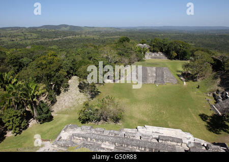 La vue depuis le sommet du temple maya de Xunantunich à Benque Viejo del Carmen, Belize, qui a été visité par le prince Harry le deuxième jour de sa visite de 10 jours au Belize, aux Bahamas, à la Jamaïque et au Brésil. Banque D'Images