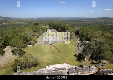 Les danseuses de cerf forment le sommet du temple maya de Xunantunich à Benque Viejo del Carmen, Belize, qui a été visité par le prince Harry le deuxième jour de sa visite de 10 jours au Belize, aux Bahamas, en Jamaïque et au Brésil. Banque D'Images