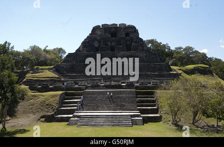 Le Prince Harry (à droite) visite le temple Maya à Xunantunich, Belize, le deuxième jour de sa visite de 10 jours au Belize, aux Bahamas, en Jamaïque et au Brésil. Banque D'Images