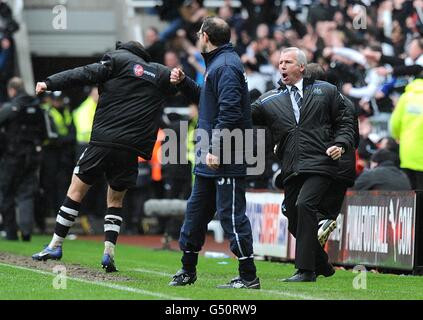 Alan Pardew, directeur de Newcastle United (centre), célèbre son dernier égaliseur Devant Martin O'Neill, directeur de Sunderland (à droite) Banque D'Images