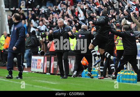 Football - Barclays Premier League - Newcastle United / Sunderland - Sports Direct Arena.Alan Pardew, directeur de Newcastle United (au centre), célèbre son dernier égaliseur devant Martin O'Neill, directeur de Sunderland (à gauche) Banque D'Images