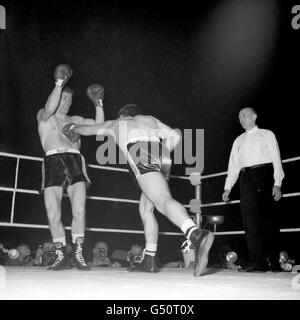 Mario Vecchiatto (l) reçoit un crochet gauche de Dave Charnley lors de leur concours de titre léger européen à l'Empire Pool de Londres. Charnley a gagné le combat et a revendiqué le titre léger européen Banque D'Images