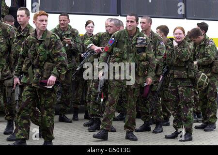 Des membres du !St Bataillon du Régiment du parachutiste et des unités de soutien embarquant un avion RAF Tri-Star à Brize Norton Oxfordshire, pour s'envoler vers Dakar au Sénégal. * les forces britanniques ont été déployées en Sierra Leone dans un contexte de troubles dans l'État en difficulté suite à l'échec d'un accord de paix. Banque D'Images