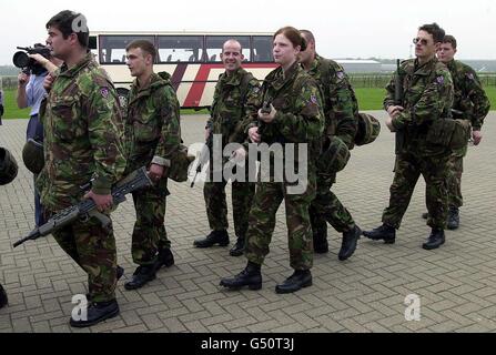 Des membres du !St Bataillon du Régiment du parachutiste et des unités de soutien embarquant un avion RAF Tri-Star à Brize Norton Oxfordshire, pour s'envoler vers Dakar au Sénégal. * les forces britanniques ont été déployées en Sierra Leone dans un contexte de troubles dans l'État en difficulté suite à l'échec d'un accord de paix. Banque D'Images