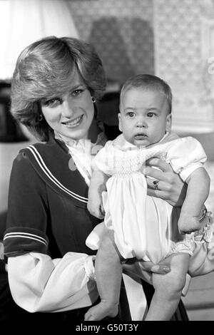 La princesse de Galles, la princesse Diana a son fils, le prince William, à son domicile, le Palais de Kensington, à Londres. Banque D'Images