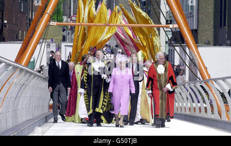 La reine Elizabeth II de Grande-Bretagne traverse le nouveau pont du millénaire à Londres lors de la cérémonie d'ouverture officielle. Elle est accompagnée du duc d'Édimbourg, du maire de Southwark Charles Cherrill (R) et du lord maire de Londres Clive Martin. * la Reine est sur le pont piétonnier au-dessus de la Tamise, pour ouvrir officiellement le lien entre le nord à St. Paul's à la nouvelle galerie Tate Modern au sud. Banque D'Images