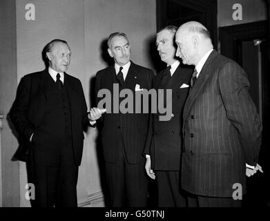 De gauche à droite : Dr Konrad Adenauer, Chancelier fédéral allemand, Dean Acheson, Secrétaire d’État américain, Anthony Eden, Secrétaire britannique aux affaires étrangères, et Robert Schuman, Ministre français des affaires étrangères de Downing St, Londres, pour une réunion sur l’avenir de la défense européenne. Banque D'Images