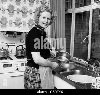 La députée conservatrice Margaret Thatcher, 49 ans, dans sa cuisine d'origine de Chelsea, avant de remettre en cause la direction du Parti conservateur et de prendre une place dans l'histoire politique. Banque D'Images