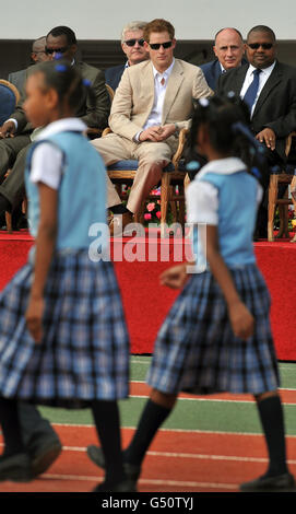 Le Prince Harry observe les jeunes qui défilent lors d'un rassemblement et d'un spectacle national de jeunes, dans le stade national d'athlétisme de Nassau, la capitale des Bahamas. Banque D'Images