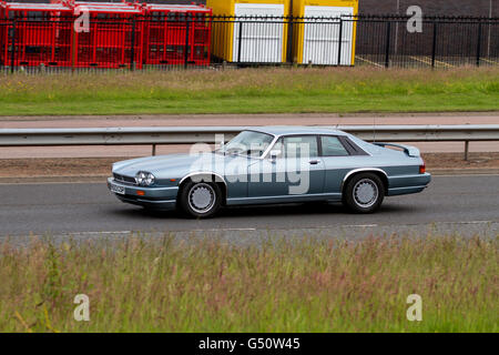 Une Jaguar XJS super touring car voyageant le long de la route à l'ouest de Kingsway à Dundee, Royaume-Uni Banque D'Images