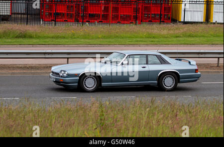 Une Jaguar XJS super touring car voyageant le long de la route à l'ouest de Kingsway à Dundee, Royaume-Uni Banque D'Images