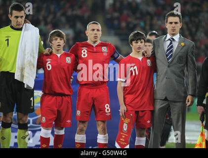 Football - International friendly - Gary Speed Memorial Match - pays de Galles v Costa Rica - Cardiff City Stadium.Le capitaine du pays de Galles Craig Bellamy (au centre) avec les fils de Gary Speed Ed et Tom pendant l'hymne national Banque D'Images