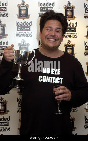 Le comédien Dom Jolly, du Trigger Happy TV de la télévision, avec son prix Comedy Newcomer aux Loaded Carling Good Work Fella Awards, à l'hôtel Savoy, Londres. Banque D'Images