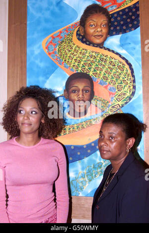 Doreen Lawrence (à droite) et Mel B, chanteur avec le groupe de filles The Spice Girls, à la Stephen Lawrence Gallery de l'Université de Greenwich à Londres. Ils sont debout devant un tableau de Stephen Lawrence. Banque D'Images