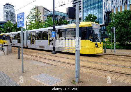 Tramway Metrolink à destination d'Eccles à Media City, Salford Quays, UK Banque D'Images