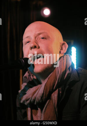 Isaac Slade, chanteur de la Fray, se produit lors des sessions @ Absolute radio au Hard Rock Cafe de Londres Banque D'Images