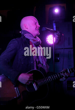 Isaac Slade, chanteur de la Fray, se produit lors des sessions @ Absolute radio au Hard Rock Cafe de Londres Banque D'Images