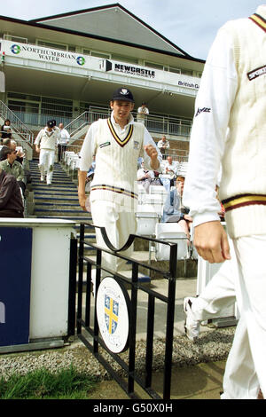 Steve Harmison, 21 ans, l'armure rapide de Durham, se promène au Riverside, Chester-le-Street, devant le match de championnat du comté contre Lancashire. Harmison a reçu son premier appel de haut niveau en Angleterre pour le Test d'ouverture contre le Zimbabwe à Lord. * l'homme de 21 ans a reçu les nouvelles ce matin lorsque le président des sélectionneurs David Graveney a annoncé une équipe de 13 hommes. Banque D'Images