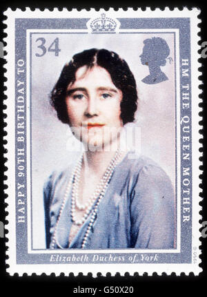 Une photo d'un timbre émis précédemment mettant en vedette la Reine mère. Des timbres représentant quatre générations de la famille royale sont émis pour commémorer le 100e anniversaire de la reine mère. * le Royal Mail produit une feuille miniature de quatre timbres 27p comportant des portraits de la Reine mère, de la Reine, du Prince de Galles et du Prince William dans une photo de groupe plus grande. Banque D'Images