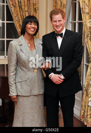 S.A.R. le prince Harry et le premier ministre jamaïcain Portia Simpson Miller, avant une réception avant le dîner d'État dans la Maison du Roi, dans la capitale Kingston, en Jamaïque. Banque D'Images