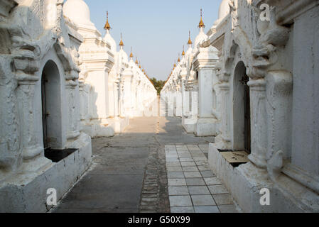 Certains des 729 stupas connu comme le plus grand livre à la Pagode Kuthodaw, Mandalay, Myanmar Banque D'Images