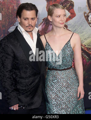 10 mai 2016 - Mia Wasikowska Johnny Depp et assister à 'Alice à travers le miroir' European Film Premiere à Odéon, Leice Banque D'Images