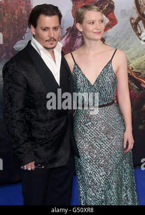 10 mai 2016 - Mia Wasikowska Johnny Depp et assister à 'Alice à travers le miroir' European Film Premiere à Odéon, Leice Banque D'Images