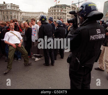 Un démonstrateur anticapitaliste capturé par un photographe de surveillance de police à Trafalgar Square, dans le centre de Londres, lors de sa marche depuis Parliament Square. Des milliers de personnes se sont rassemblées pour le dernier jour d'une manifestation de quatre jours sur le capitalisme mondial. * les activistes devaient prendre part à 'guérilla gardening' et ont menacé de planter des arbres et des fleurs dans le centre de Londres. Banque D'Images