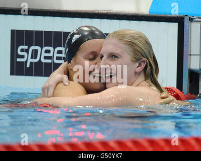 Rebecca Adlington (à droite), en Grande-Bretagne, célèbre la victoire du 400m féminin Freestyle final avec Joanne Jackson (à gauche) pendant le British Gas Championnats de natation au London Aquatics Center Banque D'Images