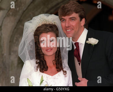 L'ancienne star du tennis Annabel Croft avec son mari Yachtsman Mel Coleman après leur mariage à l'église Saint-Martins dans le Kent. Banque D'Images