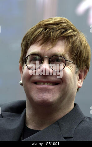 Le musicien Sir Elton John devant l'entrée du magasin Selfridges, Oxford Street, Londres, où l'image de la star fait partie de ce qui sera la plus grande photographie au monde, s'étendant sur environ 900 mètres autour du bâtiment, conçu par Sam Taylor-Wood.* le travail de 60ft de haut est le cerveau de Turner court-inscrit artiste Taylor-Wood.Sam, voulait créer une version moderne de la frise de marbre d'Elgin, en utilisant des images d'icônes culturelles célèbres au lieu des dieux grecs.La frise du XXIe siècle, nommée XV, restera enveloppée autour de Selfridges jusqu'en octobre de cette année, alors que le grand magasin de 91 ans subit une Banque D'Images