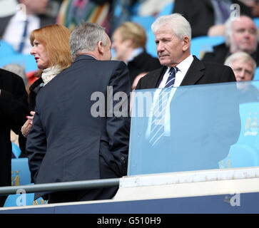 Phil Gartside, président de Bolton Wanderers (à gauche) et Eddie, propriétaire du club Davies (à droite) dans les stands Banque D'Images