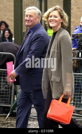 Le designer Sir Terence Conran avec sa femme Vicki arrive sur le Bankside de Londres pour assister à l'ouverture du Tate Modern par la Reine.L'ancienne centrale électrique est destinée à devenir l'une des plus grandes galeries d'art contemporain au monde.* et présentera de nombreuses œuvres au public qui ont été stockées pendant des années en raison du manque d'espace d'exposition à la Tate existante. Banque D'Images