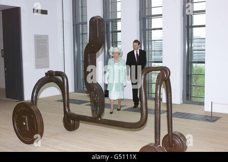 La reine Elizabeth II aux côtés du directeur en chef du Tate, Sir Nicholas Serota, regardant des œuvres d'art lors de l'ouverture de la galerie Tate Modern de l'ancienne centrale électrique Bankside à Southwark. Banque D'Images