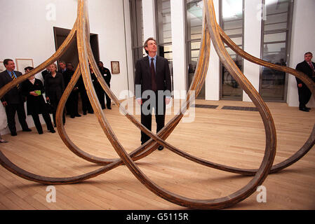 Le Premier ministre Tony Blair voit des œuvres d'art spectaculaires à l'ouverture de la Tate Modern Gallery, officiellement inaugurée par la reine Elizabeth II* la galerie de plusieurs millions de livres est le plus grand site d'exposition d'art moderne au monde et était autrefois la centrale électrique de Bankside à Southwark, Londres. Banque D'Images