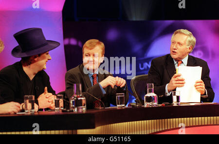 L'animateur David Dimbleby (à droite) pose des questions sur la controversée Section 28 au chanteur gay Boy George (à gauche) pendant l'heure des questions de la BBC avec le chef libéral démocrate Charles Kennedy. Banque D'Images